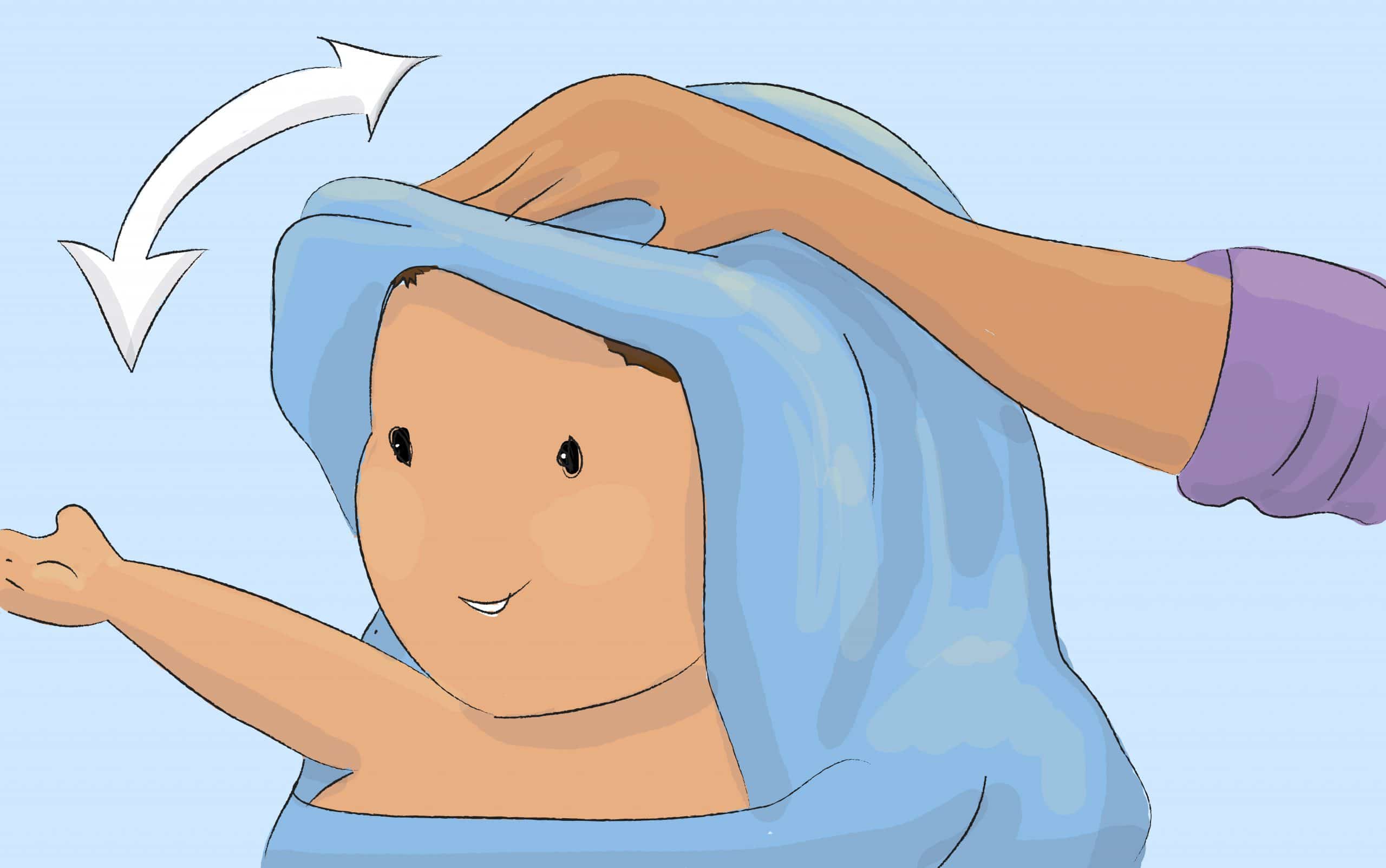 ניקוי ראשו של התינוק במגבת