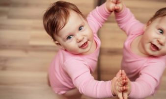 התפתחות השפה: גיל 3-18 חודשים | تطوّر اللغة: سن ‏3‏ حتى ‏18‏ شهرًا