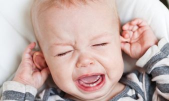 דלקת אוזניים- גורמים, תסמינים וטיפול | التهاب الأذنين- أسبابه، أعراضه، وعلاجه