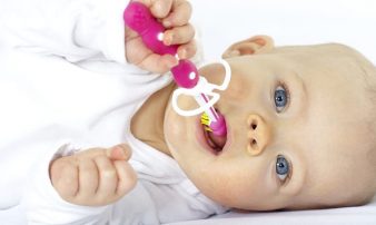 כיצד לטפל בשיני תינוקות | كيف يمكن معالجة أسنان الأطفال