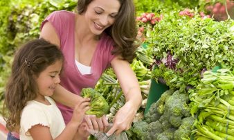 כיצד לבחור מזון בריא לילדכם | كيف تختارون الأطعمة الصحية لابنكم