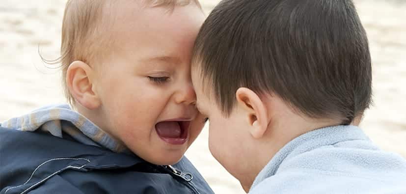 כיצד תינוקות מכירים חברים ולמה זה חשוב? | كيف يتعرف الأطفال إلى الأصدقاء