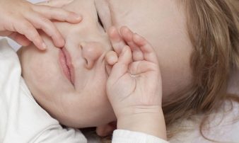 גורמים לבעיות התעוררות והירדמות אצל תינוקות ופעוטות? | أسباب مشاكل الاستيقاظ والنوم لدى الأطفال؟