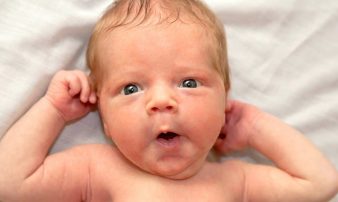 קריאת שפת הגוף של התינוק ותגובה מותאמת | قراءة لغة جسد الطفل ورد فعل مناسب