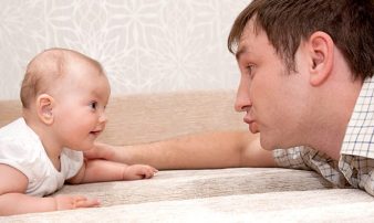 מדוע חשוב לדבר עם תינוקות ופעוטות | لمَ من المهم التحدث إلى الأطفال والرُّضَّع؟
