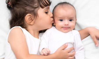 לעזור לפעוטות ולילדי גן להסתגל לתינוק חדש | مُساعدة الرضع على تقبّل المولود الجديد