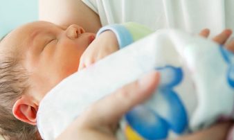 ציפיות ובעיות במהלך ימיו הראשונים של התינוק | كيف يتواصل الرُّضَّع، ولمَ يجدر الانتباه؟