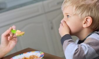 סרבני אכילה- מה עושים? | الأولاد الذين يرفضون تناول الطعام