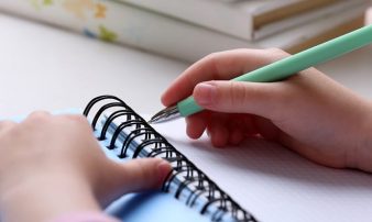 טיפים לקידום מיומנויות כתיבה מגיל צעיר מאוד | نصائح لتطوير مهارات الكتابة منذ سن صغيرة