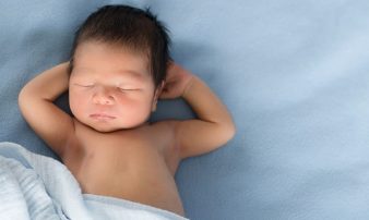 התפתחות תינוקות: החודש הראשון | نموّ الأطفال: ‏الشهر الأول