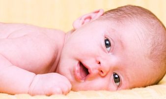 התפתחות תינוקות: חודשים 1-2 | نموّ الأطفال: في عمر شهر حتى شهرين