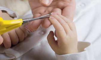 גזיזת ציפורני התינוק | قص وتقليم أظافر الطفل