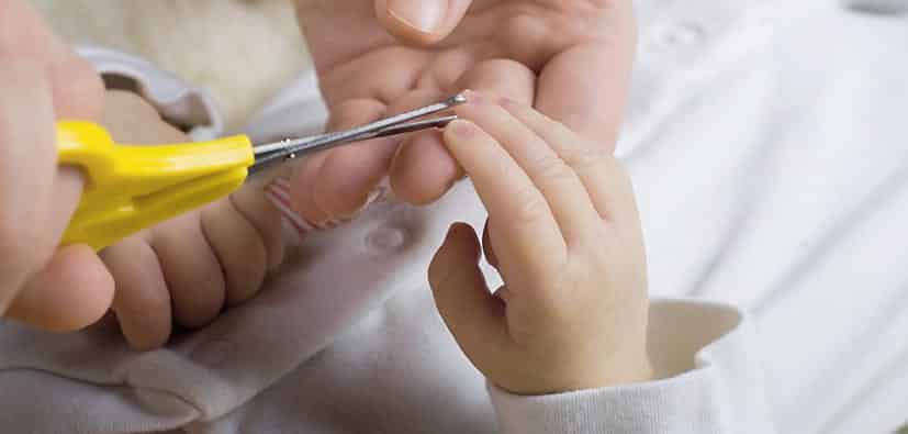 גזיזת ציפורני התינוק | قص وتقليم أظافر الطفل