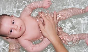 טיפול וניקיון באיברי המין של תינוקות | العناية بالأعضاء التناسلية لدى الأطفال ونظافتها