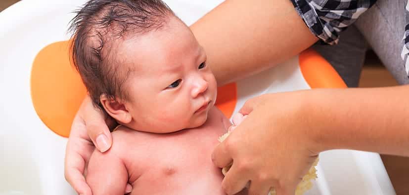 כיצד לרחוץ בקלות והנאה תינוקות רכים | كيف يمكن غسل الأطفال الصغار
