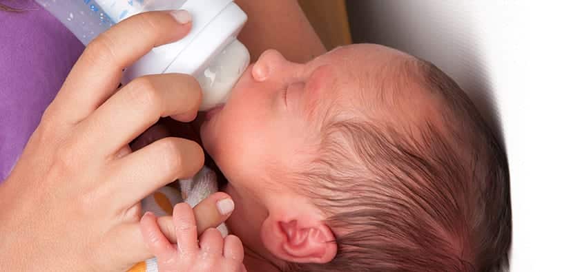 האכלת תינוקות מבקבוק | إرضاع الأطفال من قنينة الحليب