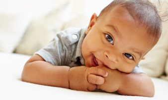 תינוקות ושכיבה על הבטן- מתי ואיך? | استلقاء الطفل على البطن - متى وكيف؟