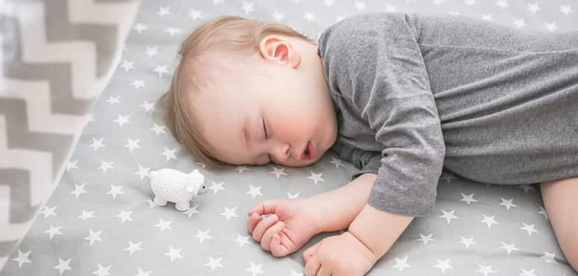 פיתוח דפוסי שינה עצמאיים ובריאים בחודשים בראשונים | طرق النوم المستقل في الأشهر الأولى