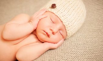 תאורה ורעש: מה יסייע לתינוק לישון היטב? | الإضاءة والضجيج: كيف ينجح ابنكم بالنوم؟