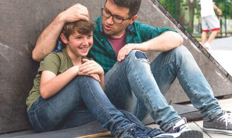 אבות ובני נוער: לשמור על הקשר | الآباء والشبّان: الحفاظ على العلاقة