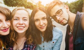 חברים וחברויות בגיל ההתבגרות | الأصدقاء والصداقات في سن المراهقة