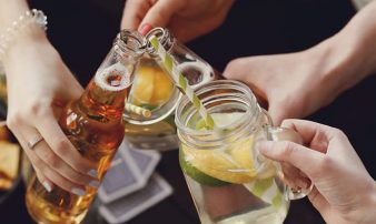 טיפים למניעה וצמצום שתיית אלכוהול למתבגרים | نصائح للوقاية وتقليل استهلاك المراهقين للكحول