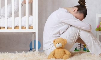 לעזור לאם שאינה מכירה בדיכאון אחרי לידה | مساعدة الوالدة التي لا تعترف بالاكتئاب