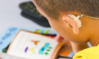 לקות שמיעה: מדריך לקבלת הערכה ואבחון | المشاكل في السمع: التقييم والتشخيص