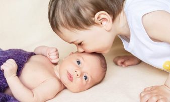 תינוק חדש: לעזור לפעוטות ולילדי גן להסתגל | مولود جديد: مُساعدة الرضع على تقبّل المولود