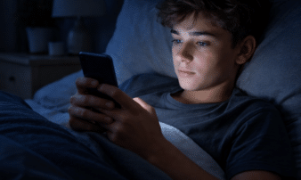 השפעת מסכים על שינה