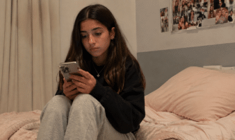 השפעת סרטונים קצרים ורשתות חברתיות על בני נוער